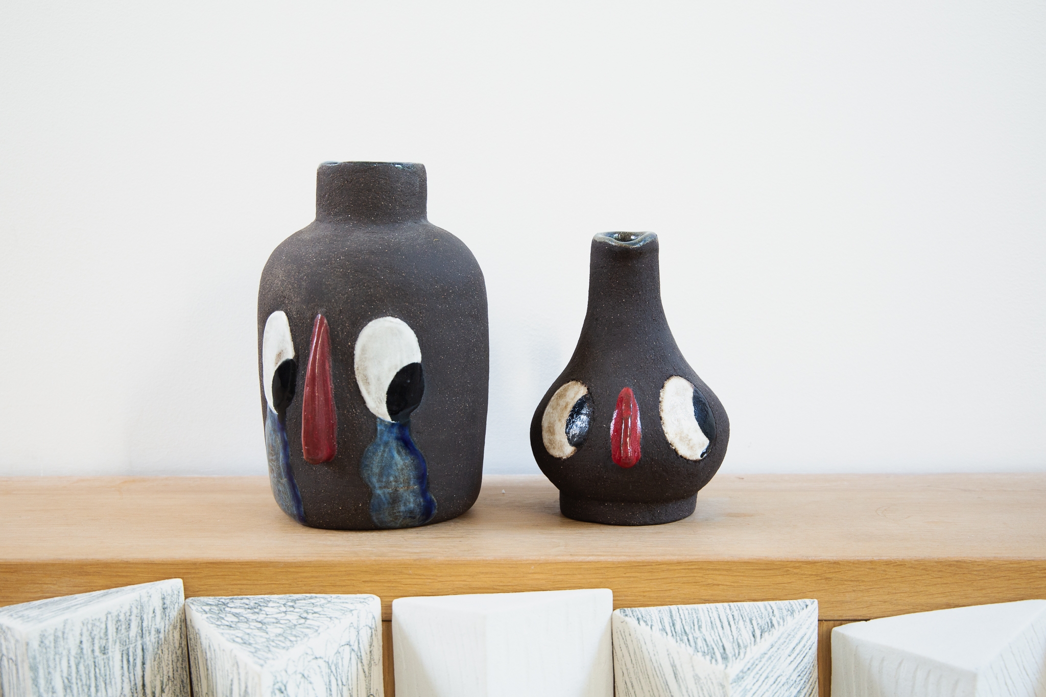 2 vases conversation